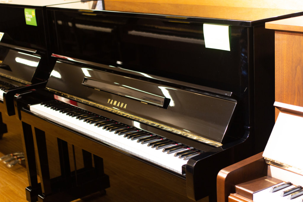 8月20日よりスタートする新響楽器中古ピアノフェアの展示ピアノをご紹介していきます！ヤマハ　MC90製造年：1994年寸法：高さ121㎝×横幅150㎝×奥行61㎝価格：448,800円（税込）コメント：121㎝のスタンダードサイズです。状態もよく、リフレッシュピアノですが88鍵のバランスが取れていると好評です！丸みもあり、クリアさもあり、と弾き心地のいいピアノの1台です。ぜひ他のピアノと比較してみて頂きたい1台です。ご予約、ご来店をお待ちしております！こちらはすでに展示しておりますので18日～ご試弾頂けます。