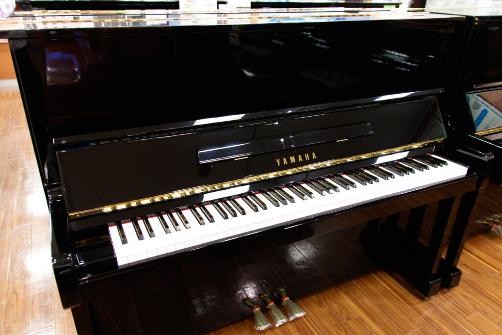 ヤマハ　MC301製造年：1987年サイズ：高さ121㎝×横幅150㎝×奥行61㎝セール期間特別価格：税込327,800円（本体価格298,000円）コメント：少し小柄な高さ121㎝のエントリーモデルです。エントリーモデルながら、ヤマハの技術が活かされたアコースティックピアノならではの弾きやすいタッチや豊かな響きを存分に感じて頂けます。電子ピアノからの買い替え、初級者の方やはじめてのレッスンにぴったりなモデルです。10月8日より新響楽器中古ピアノフェアがスタート致します。新響楽器はヤマハピアノを独自の工房で整備・再生し自信を持って販売しております。ぜひこちらもご覧ください。