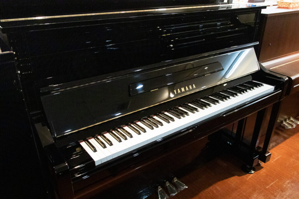 8月20日よりスタートする新響楽器中古ピアノフェアの展示ピアノをご紹介していきます！ヤマハ　YU1製造年：1999年寸法：高さ121㎝×横幅153㎝×奥行61㎝価格：657,800円（税込）コメント：アップライトピアノの代名詞とも言える「Uシリーズ」の後継機種で、現行モデル「YUシリーズ」の背高121cm初代モデルがこのYU1です。透明感のある音と、コンパクトながらしっかりとした音が特長で、アップライトピアノのスタンダードモデルです。鍵盤蓋がゆっくり閉まるソフトランディング機構を採用しているので、小さいお子様でも安心です。はじめてのレッスンや電子ピアノからの買い替えをお考えの方に特におすすめいたします。ぜひ一度ご試弾して頂きたい1台です。こちらのピアノはすでに展示しておりますので18日よりご試弾可能です。ご予約、ご来店をお待ちしております！