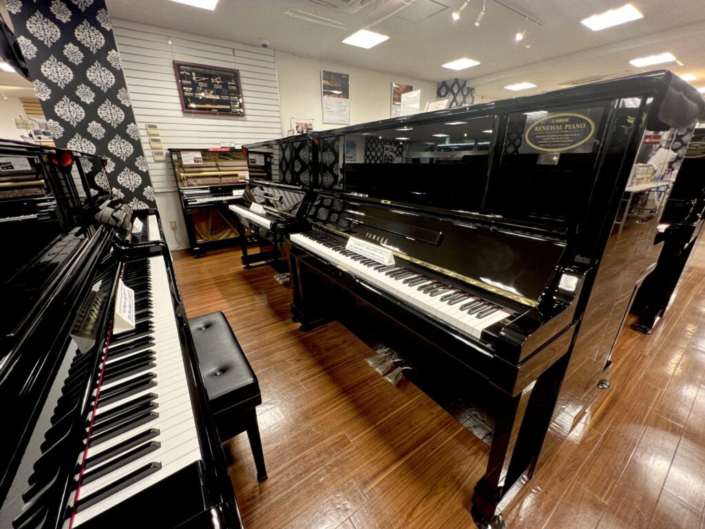 中古ピアノ市場で大人気‼　ヤマハのUX3　3台試弾選定ができます♪  (中古ピアノプレミアムショップ甲子園)