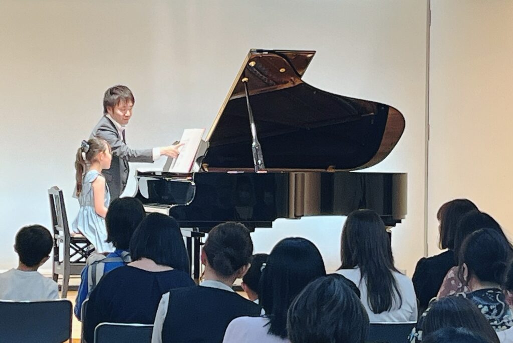 2024年5月11日(土)、鈴木弘尚先生による『ピティナ・ピアノコンペティション課題曲公開レッスン』を開催いたしました。和音の響きやそれによって与えられる印象、場面ごとの雰囲気を変えるための音色の選び方…などワンステップ上のご指導をいただきました。
