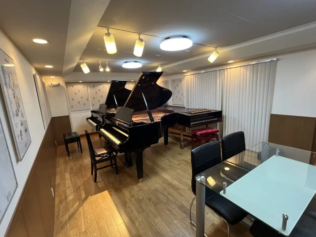 オーパス店2階にある「A-Room」を2024年5月1日～一般の方にもレンタルしていただけるようになりました✨C2X、C2のグランドピアノ2台を常設しています。2台ピアノの練習はもちろん、動画撮影や試演会等にもご利用いただけます♬