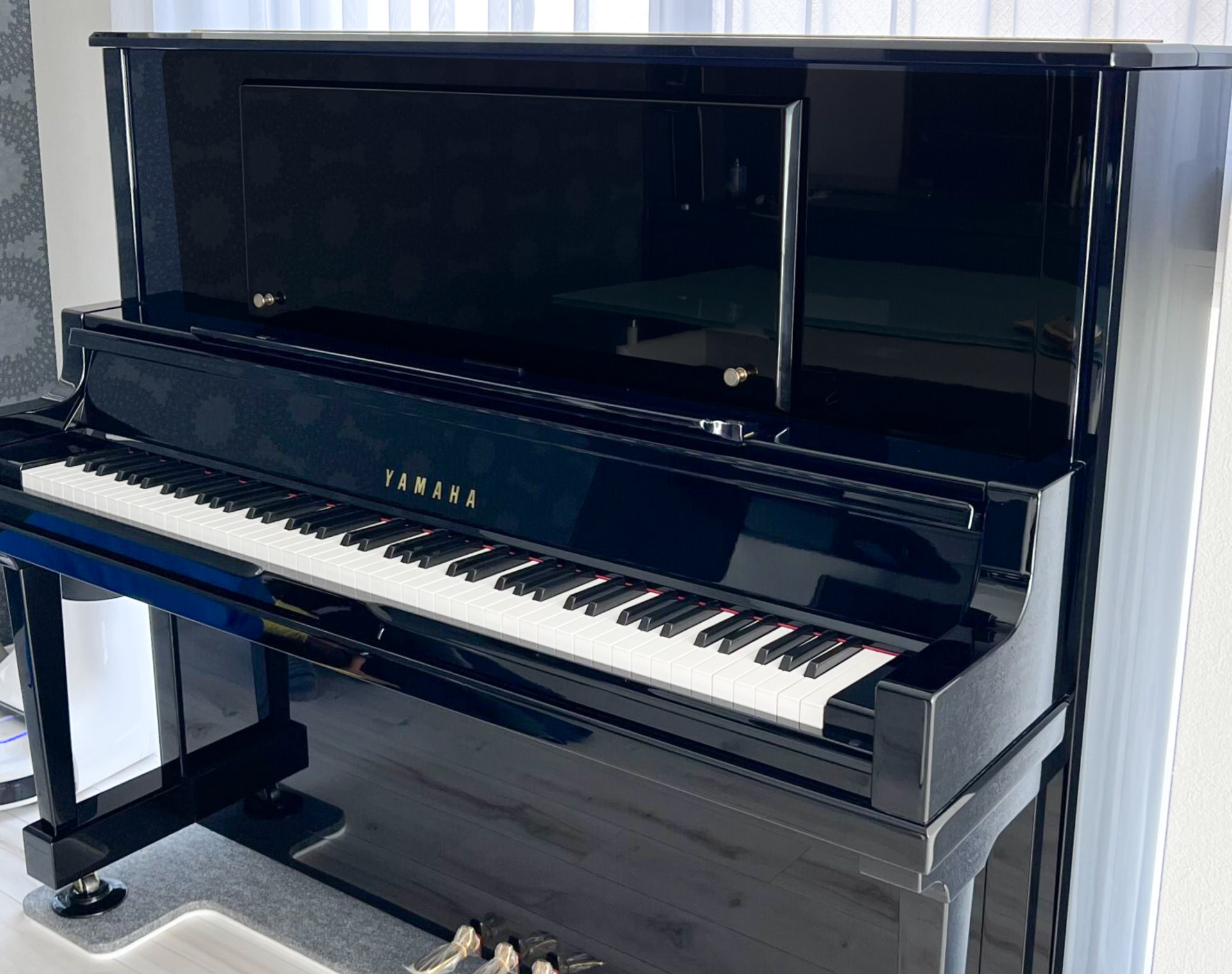 神戸市にヤマハ アップライトピアノ UX50Aを設置させていただきました。
実際に演奏され、音色やタッチを大変気に入っていただきました。
玄関からお部屋までの動線も少しギリギリでしたが、事前に搬入下見をしていたため、安心してご納品させて頂けました。また、フラットボードの色もピッタリで大変ご満足下さいました。
