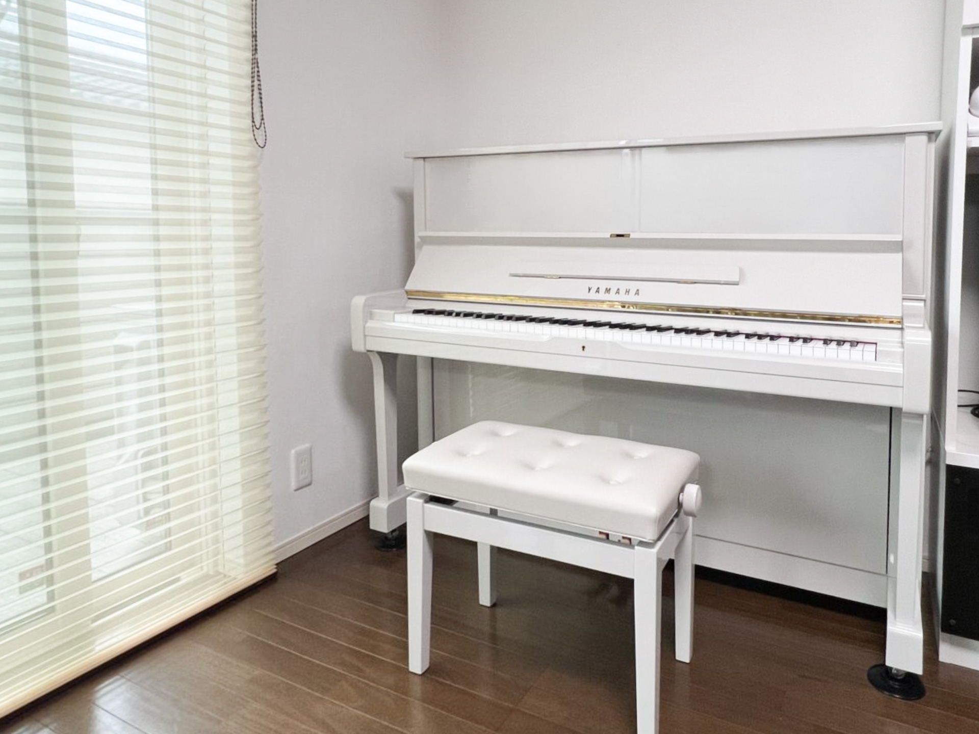 尼崎市にヤマハ アップライトピアノ U1M(ヴォルカニックアッシュグレ-)を設置させていただきました。
お部屋にピアノが設置され、雰囲気が変わったと喜んでいただきました。
お部屋に綺麗に馴染んだのでご満足下さいました。