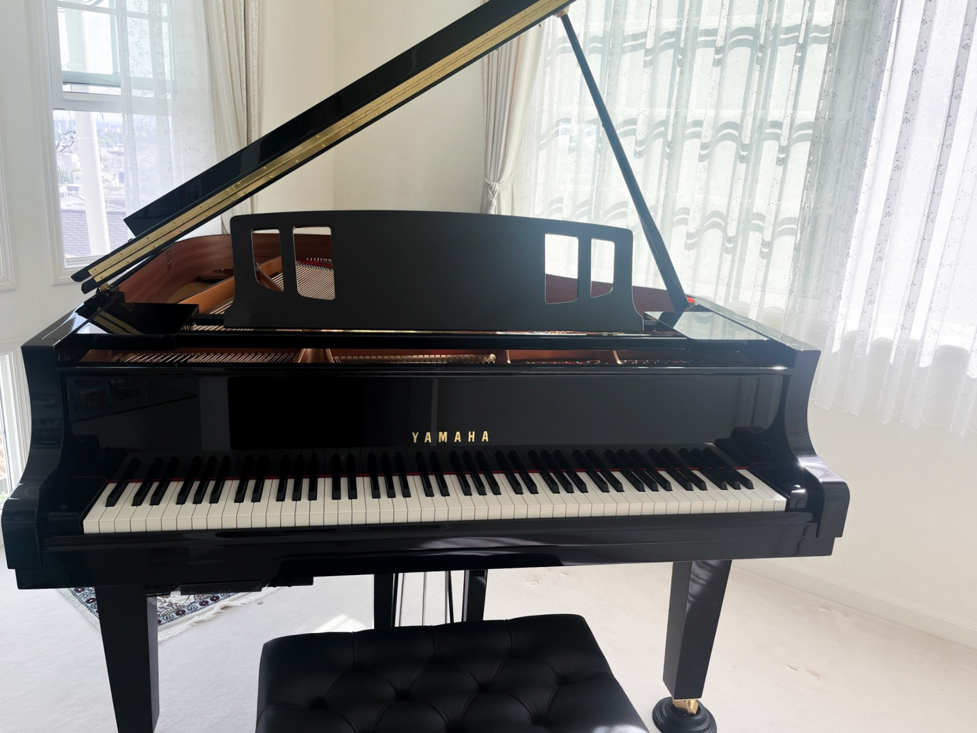 西宮市にヤマハ グランドピアノ C2XESPRESSIVO-SH3を設置させていただきました。
ご希望されていた場所に無事設置でき、大変喜んでいただきました。
素敵なお部屋にグランドピアノを搬入・設置させていただきました。 お客様にも大変喜んでいただき、これからは、素敵なグランドピアノの音色に包まれながら、より一層楽しく練習していただけることと思います。 また、今回はサイレント機能付きのピアノをお選びいただきましたので、「夜でも弾ける」と喜んでいただきました。